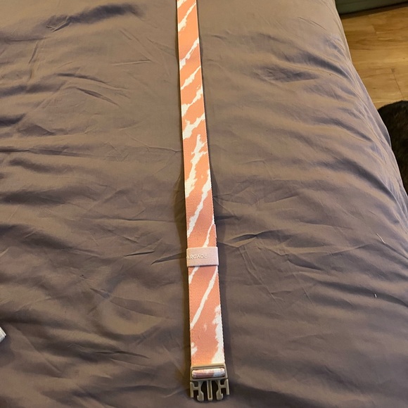 Pink Arcade snowboarding/ski belt. - Picture 4 of 5